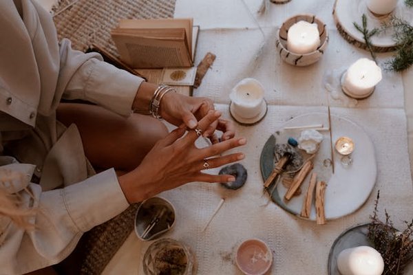 Comment intégrer des accessoires en argent massif dans une tenue décontractée?