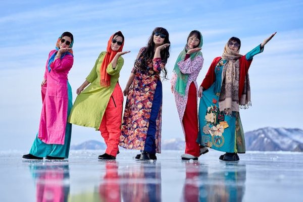 Quelles sont les meilleures astuces pour porter des foulards soyeux avec des tenues de bureau?