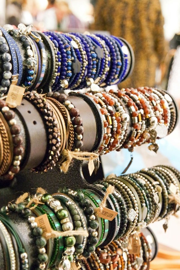 Bijoux randonnée : faut-il porter des bijoux en pleine nature ?